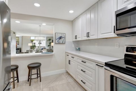Condo in Pembroke Pines, Florida, 2 bedrooms № 2082644 - photo 15