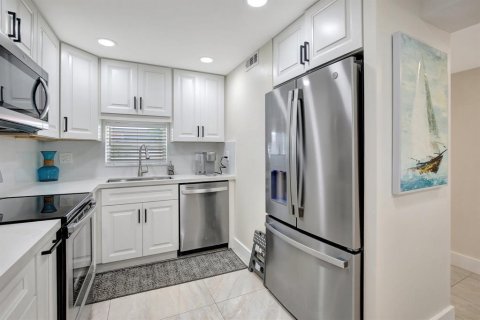 Condo in Pembroke Pines, Florida, 2 bedrooms № 2082644 - photo 14