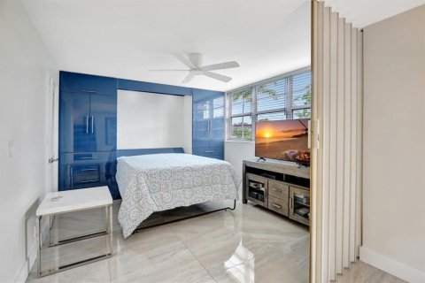 Condo in Pembroke Pines, Florida, 2 bedrooms № 2082644 - photo 10