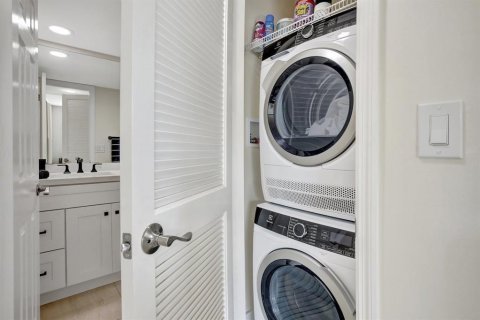 Condo in Pembroke Pines, Florida, 2 bedrooms № 2082644 - photo 8