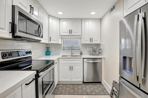 Condo in Pembroke Pines, Florida, 2 bedrooms № 2082644 - photo 2