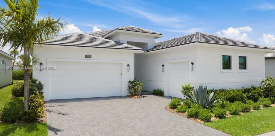 House in Port St. Lucie, Florida 3 bedrooms, 257.9 sq.m. № 1794165