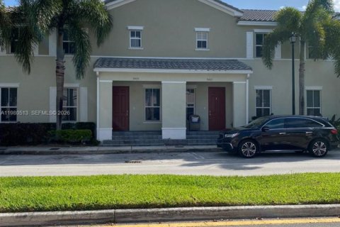 Снять в аренду таунхаус в Кендалл, Флорида 4 спальни, № 2045445 - фото 2
