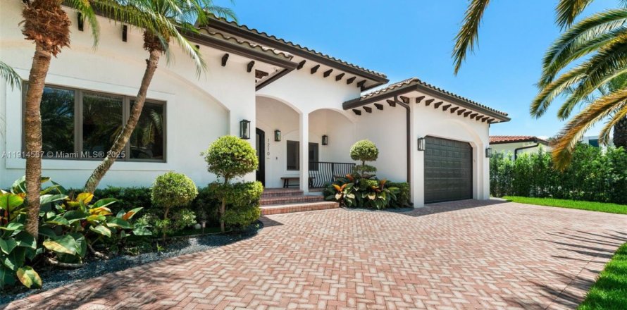 Дом в Бей-Харбор-Айлендс, Флорида 4 спальни, 312.43м2 № 1970033