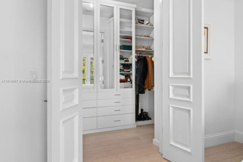 Купить виллу или дом в Бей-Харбор-Айлендс, Флорида 4 спальни, 312.43м2, № 1970033 - фото 15