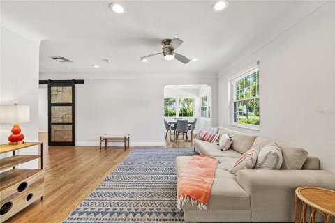 House in Saint Petersburg, Florida 3 bedrooms, 113.62 sq.m. № 1904973 - photo 15