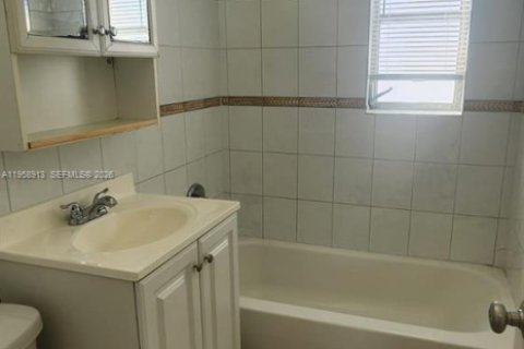 Condo in Miami, Florida, 2 bedrooms  № 2017590 - photo 9