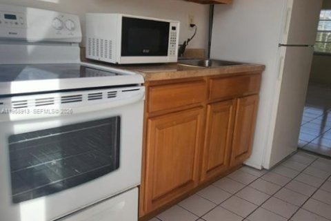 Condo in Miami, Florida, 2 bedrooms  № 2017590 - photo 2