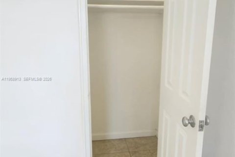 Condo in Miami, Florida, 2 bedrooms  № 2017590 - photo 8