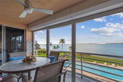 Condo in Saint Petersburg, Florida, 2 bedrooms  № 2219127 - photo 17