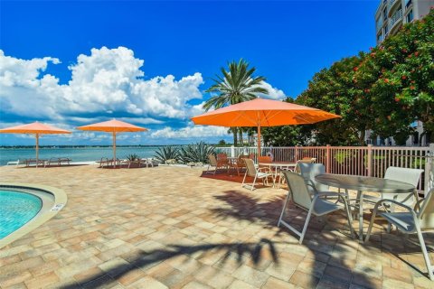 Condo in Saint Petersburg, Florida, 2 bedrooms  № 2219127 - photo 30