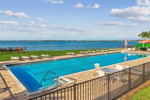 Condo in Saint Petersburg, Florida, 2 bedrooms  № 2219127 - photo 22