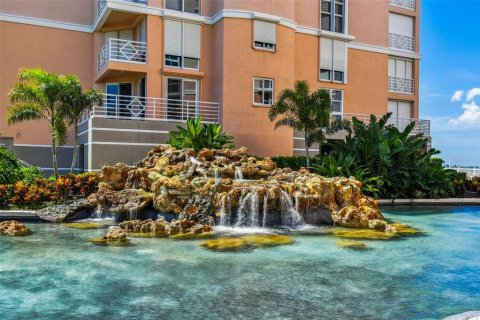 Condo in Saint Petersburg, Florida, 2 bedrooms  № 2219127 - photo 29