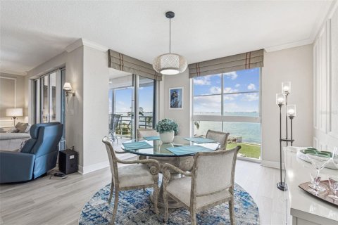 Condo in Saint Petersburg, Florida, 2 bedrooms  № 2219127 - photo 11