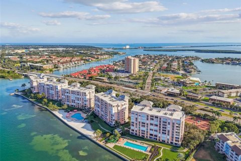 Condo in Saint Petersburg, Florida, 2 bedrooms  № 2219127 - photo 25