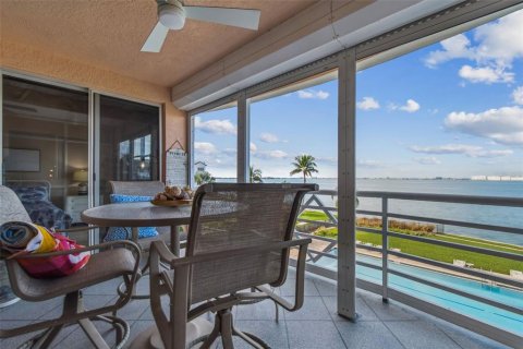 Condo in Saint Petersburg, Florida, 2 bedrooms  № 2219127 - photo 16