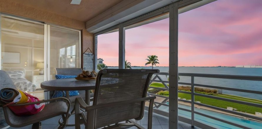 Condo in Saint Petersburg, Florida, 2 bedrooms  № 2219127