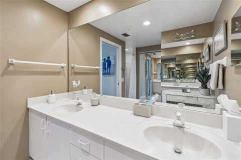 Condo in Saint Petersburg, Florida, 2 bedrooms  № 2219127 - photo 14