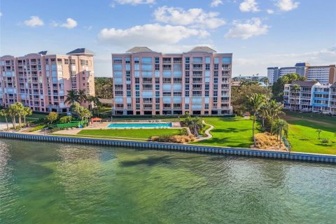 Condo in Saint Petersburg, Florida, 2 bedrooms  № 2219127 - photo 23