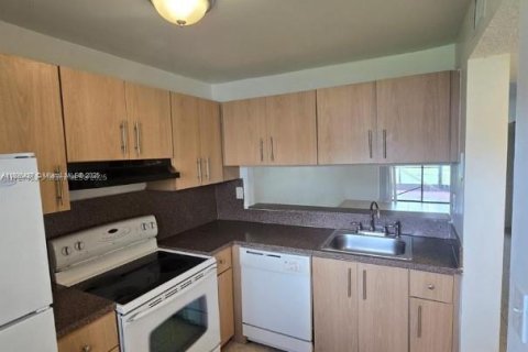 Condo in Miramar, Florida, 2 bedrooms  № 1779763 - photo 2