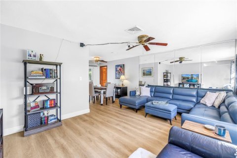 Villa ou maison à vendre à Palm Harbor, Floride: 2 chambres, 134.89 m2 № 2423754 - photo 10