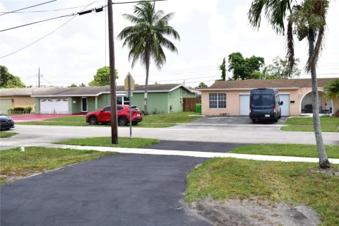 House in Sunrise, Florida 3 bedrooms, 142.7 sq.m. № 1804468 - photo 24