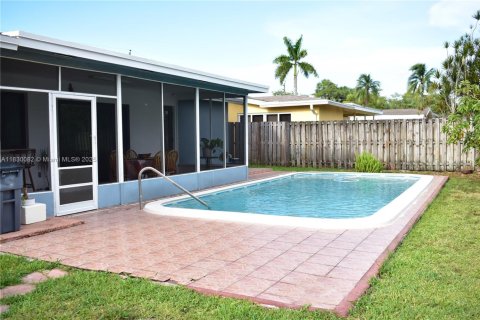 House in Sunrise, Florida 3 bedrooms, 142.7 sq.m. № 1804468 - photo 3