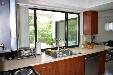 House in Sunrise, Florida 3 bedrooms, 142.7 sq.m. № 1804468 - photo 15