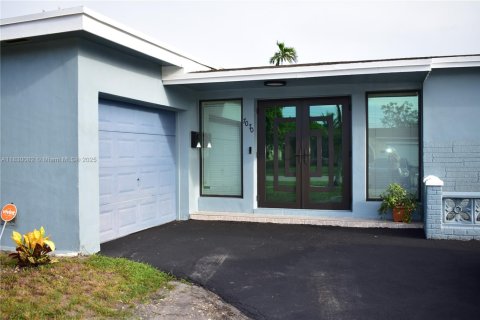 House in Sunrise, Florida 3 bedrooms, 142.7 sq.m. № 1804468 - photo 1