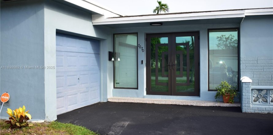 House in Sunrise, Florida 3 bedrooms, 142.7 sq.m. № 1804468