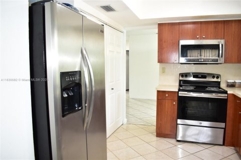 House in Sunrise, Florida 3 bedrooms, 142.7 sq.m. № 1804468 - photo 18