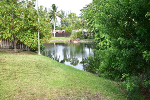 House in Sunrise, Florida 3 bedrooms, 142.7 sq.m. № 1804468 - photo 4