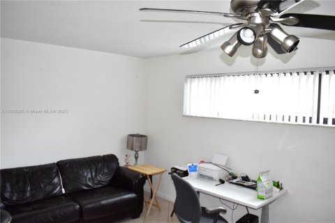 House in Sunrise, Florida 3 bedrooms, 142.7 sq.m. № 1804468 - photo 13