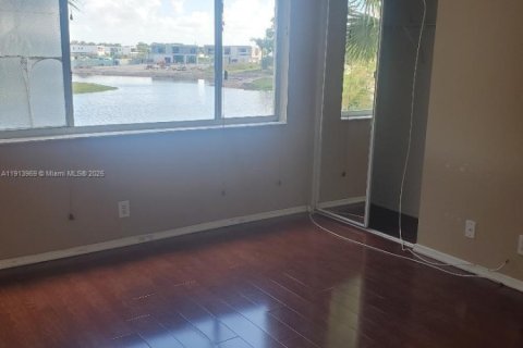 Снять в аренду таунхаус в Уэстон, Флорида 2 спальни, 103.12м2, № 1969010 - фото 8