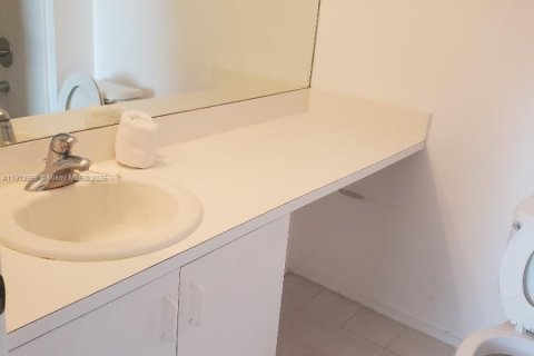 Снять в аренду таунхаус в Уэстон, Флорида 2 спальни, 103.12м2, № 1969010 - фото 9