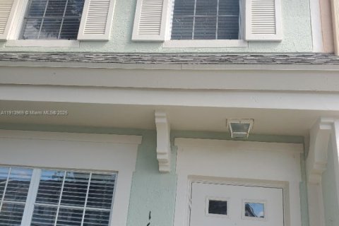 Снять в аренду таунхаус в Уэстон, Флорида 2 спальни, 103.12м2, № 1969010 - фото 1