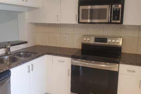 Снять в аренду таунхаус в Уэстон, Флорида 2 спальни, 103.12м2, № 1969010 - фото 4