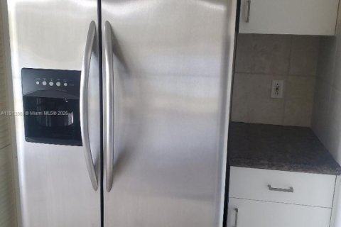 Снять в аренду таунхаус в Уэстон, Флорида 2 спальни, 103.12м2, № 1969010 - фото 3