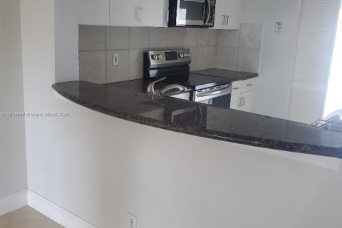 Снять в аренду таунхаус в Уэстон, Флорида 2 спальни, 103.12м2, № 1969010 - фото 2