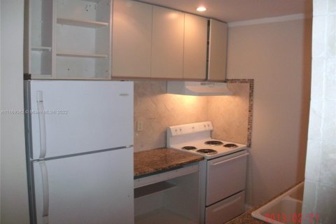 Condominio en venta en Tamarac, Florida, 1 dormitorio, 51.1 m2 № 1875682 - foto 2