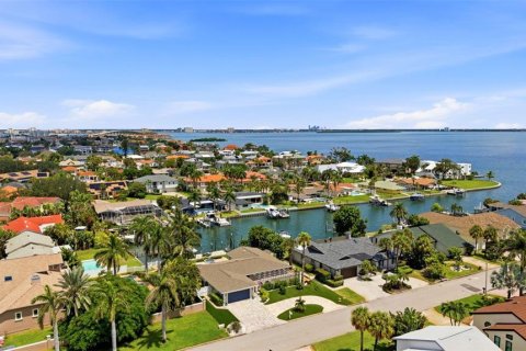 House in Tierra Verde, Florida 3 bedrooms, 205.59 sq.m. № 2337417
