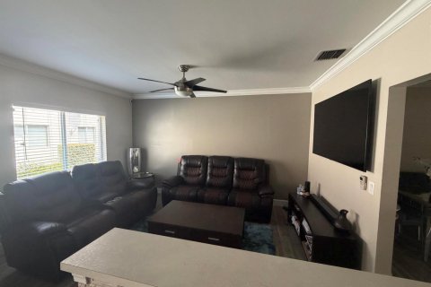 Townhouse in Tamarac, Florida 3 bedrooms, 151.99 sq.m. № 2378757 - photo 13