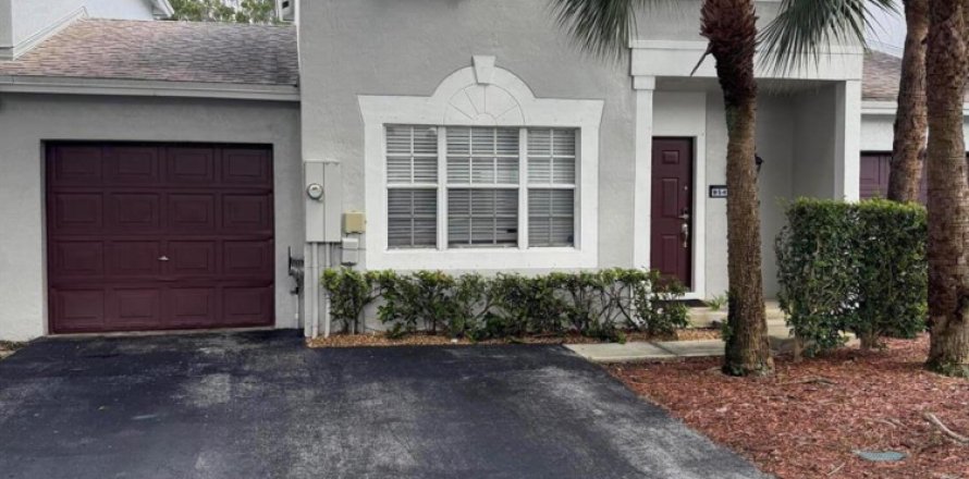 Townhouse in Tamarac, Florida 3 bedrooms, 151.99 sq.m. № 2378757