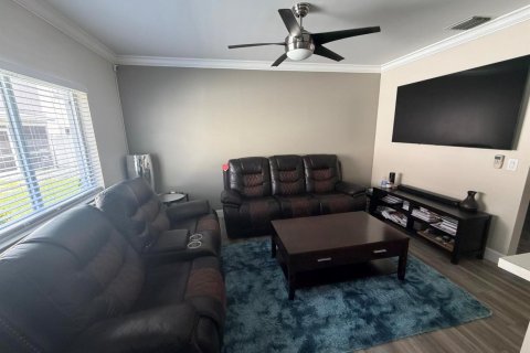 Townhouse in Tamarac, Florida 3 bedrooms, 151.99 sq.m. № 2378757 - photo 12