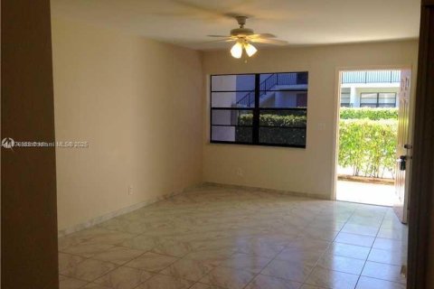 Condo in Coral Springs, Florida, 2 bedrooms  № 1924202 - photo 9