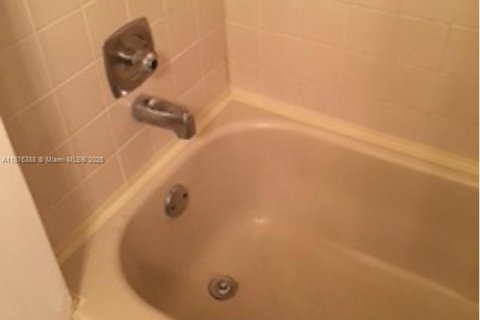 Condo in Coral Springs, Florida, 2 bedrooms  № 1924202 - photo 8
