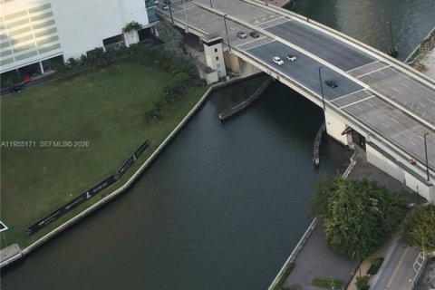 Condo in Miami, Florida, 4 bedrooms  № 2011077 - photo 2