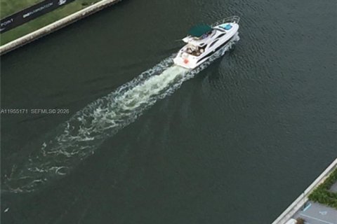 Condo in Miami, Florida, 4 bedrooms  № 2011077 - photo 4