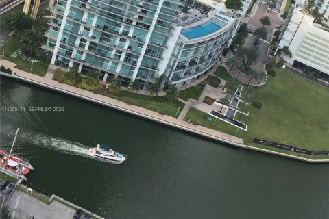 Condo in Miami, Florida, 4 bedrooms  № 2011077