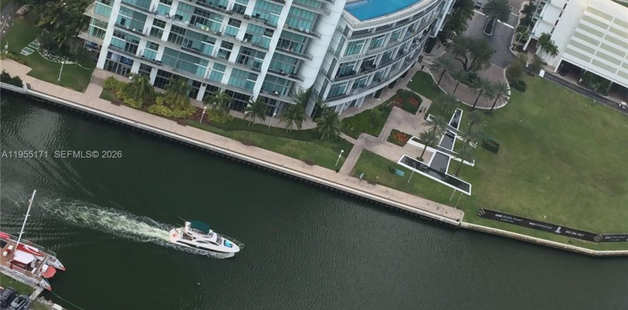 Condo in Miami, Florida, 4 bedrooms  № 2011077